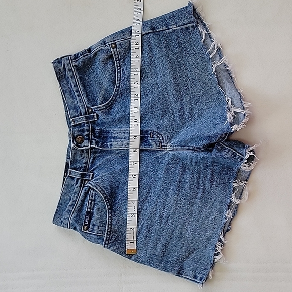 π VINTAGE HIGHWAISTED CUTOFF FRAYED DISTRESSED DENIM LEE SHORTS - Picture 4 of 8